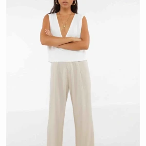  - Söt blus från Chiquelle. Fint skick. Frakt 18 kr eller hämtas i Gbg. Säljer även samma i beige. Kolla min sida 