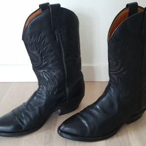  -  Stövel, dam, svart, storlek 39, kalvläder, höjd 30 cm, klackhöjd 3 cm. Märke: Tony Mora, Mulet Western Boot, style no. 567. Lite använda i gott skick. Extra slitsula monterad. Nypris ca 2.000 kr. Säljes för 700 kr.