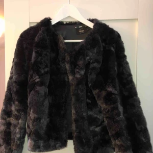  - Svart Fake pälsjacka från Only Storlek M (liten i storleken)