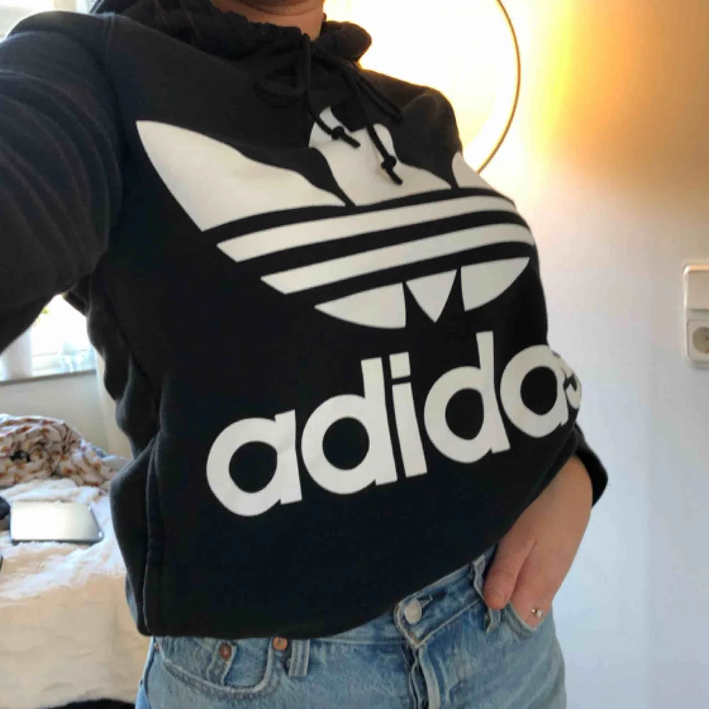 Super skön Adidas hoodie som är lite tunnare material än andra Hoodies, fin att styla till lite boyfriend jeans eller bara ha som en mys hoodie🥰 Köpt för 800kr och den är oanvänd, pm för fler frågor🌸. Tröjor & Koftor.