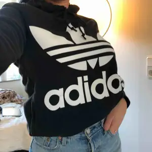 Super skön Adidas hoodie som är lite tunnare material än andra Hoodies, fin att styla till lite boyfriend jeans eller bara ha som en mys hoodie🥰 Köpt för 800kr och den är oanvänd, pm för fler frågor🌸