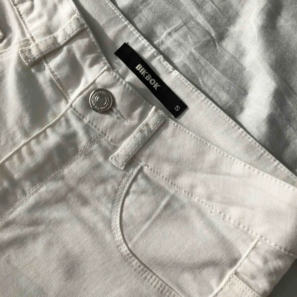 Vita byxor från BIKBOK. Storlek S. Använt två gånger. Frakt förekommer. (Kan mötas upp). Jeans & Byxor.