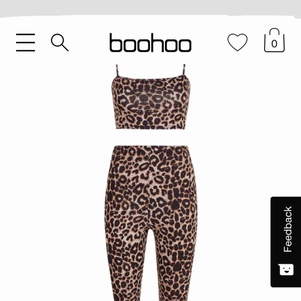 Ett leopardmönstrat set med crop top linne och kick flare byxa. Beställt från Boohoo, helt oanvänt och prislappen sitter kvar. Säljs på grund av att det tyvärr var för litet för mig. . Toppar.
