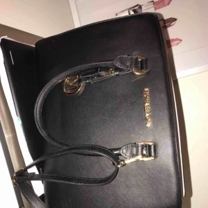  - Michael kors väska från Spanien i svart och vitt, inte använd