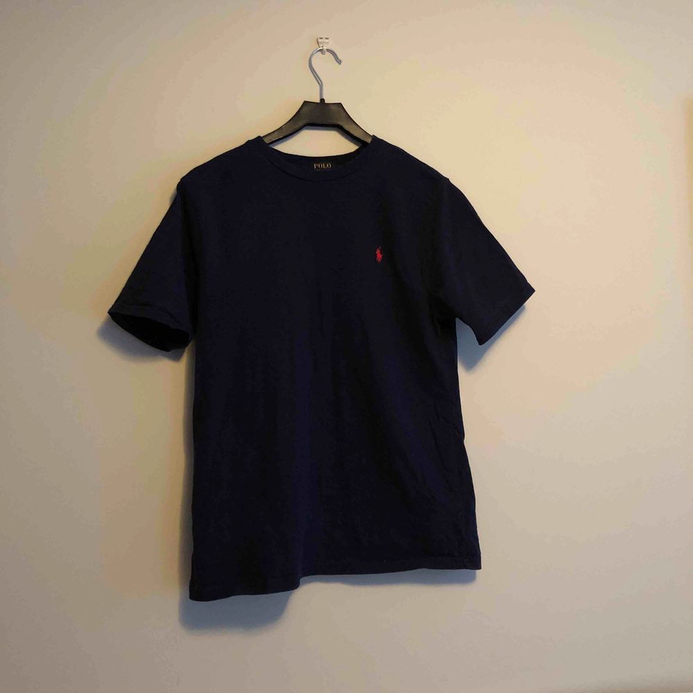 Polo Ralph Lauren T-shirt, Storlek XL(18-20) men motsvarar S/M beroende på hur man vill att den ska sitta. . Toppar.