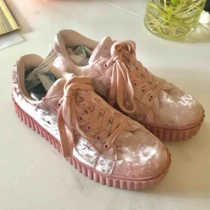  - Rosa sammetssneakers, knappt använda pga lite stora i storlek. Finns att hämta i Uppsala. Kan även posta, köparen betalar då frakt.
