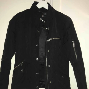  - Svart vårjacka