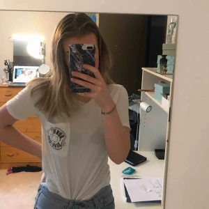  - En oversized T-shirt från Hollister. Använd en gång och som ny, köparen står för frakt. 