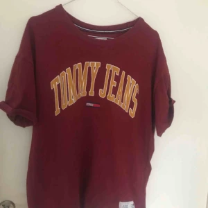  - Jättefin Tommy Hilfiger t-shirt Frakt kostar 49kr