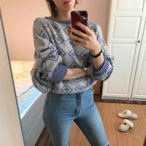  - Väldigt skön och varm stickad tröja, ullblandning som INTE KLIAR 👌🏻   Kan mötas upp i Stockholm eller Västerås annars står köparen för frakten