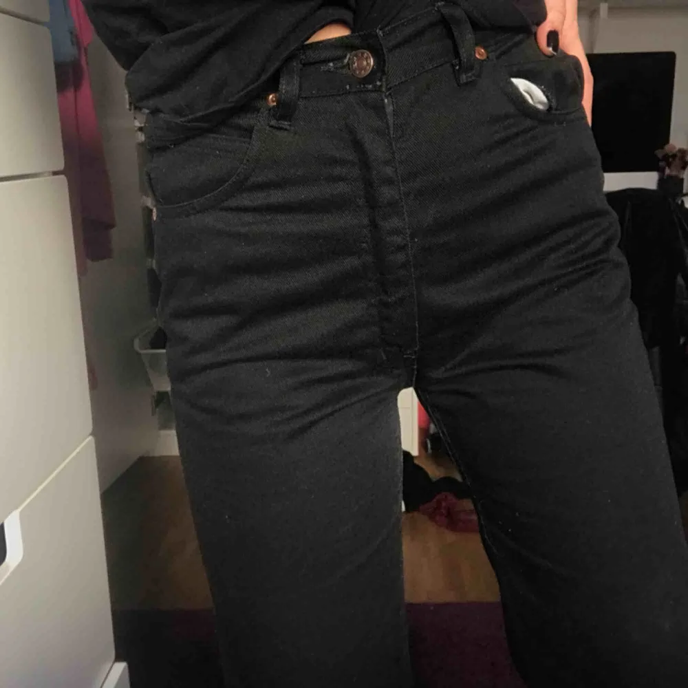 ett par svarta jeans köpta secondhand, från ett märke som heter Fairplay! står ej storleken men passar mig som vanligtvis har 25-26/32 och är 173cm lång☺️. Jeans & Byxor.