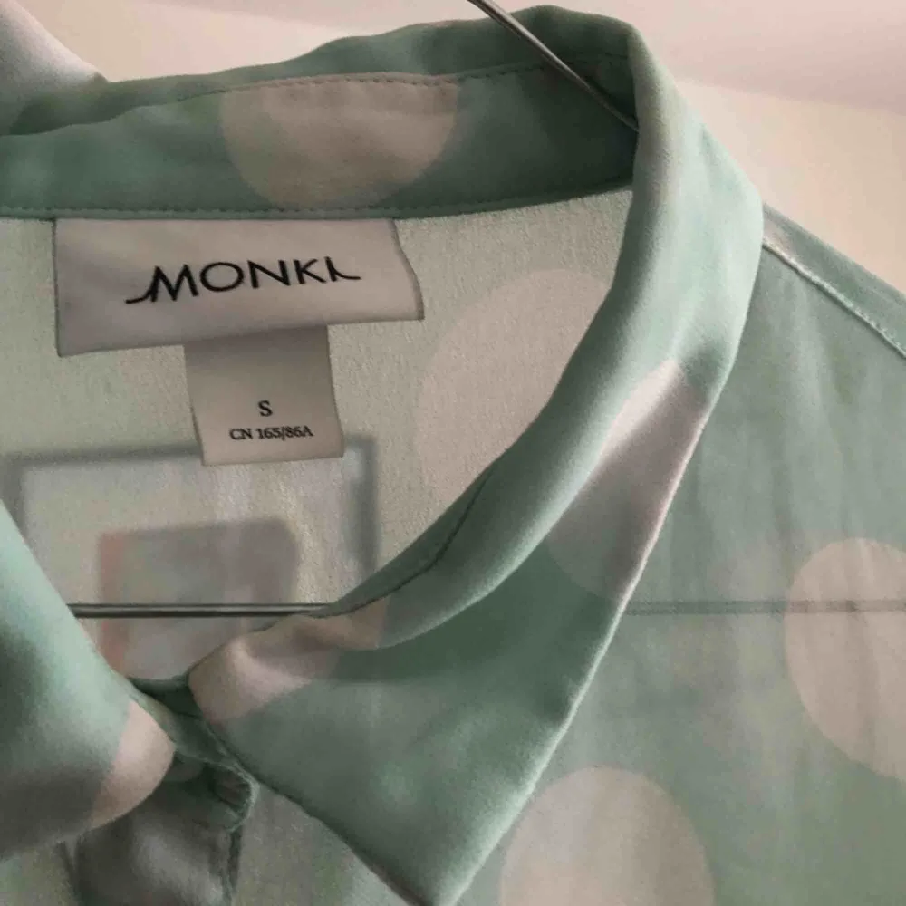 Genomskinlig ljusturkos skjorta/blus med vita stora prickar från Monki! Supersnygg under skinnjacka ✨. Skjortor.