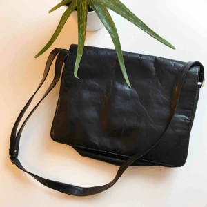  - 🖤Svart fuskläder skol/arbets-väska🖤 Superfin och stor, bra utrymme och massa fickor/fack att lägga allt möjligt i👩‍🎓Tre fack inuti och två med dragkedja + fack på baksidan. FRAKT INGÅR🔥 Möts gärna i Gbg!