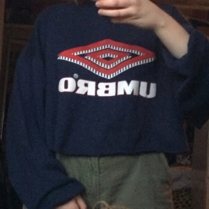  - En retro umbro tjocktröja som är avklippt, knappt använd.