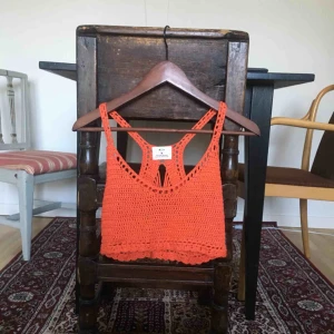  - Orange top från Urban Outfitters strl M, fint skick!