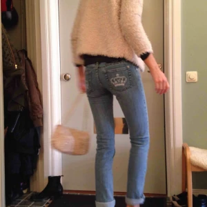  - Jeans med snygga detaljer på fickorna!