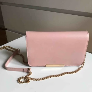  - Jättefin väska från Lindex i princip helt oanvänd. 