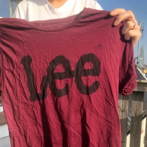  - Är så dålig på att lägga ner tid och energi på detta I KNOW! Men en fin vinröd tröja från Lee, går att stryka till 