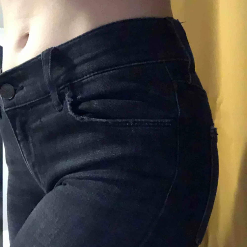 Ett par jeans från bik bok, ganska använda men har inga defekter. Har slitningar ner till, frakt tillkommer . Jeans & Byxor.