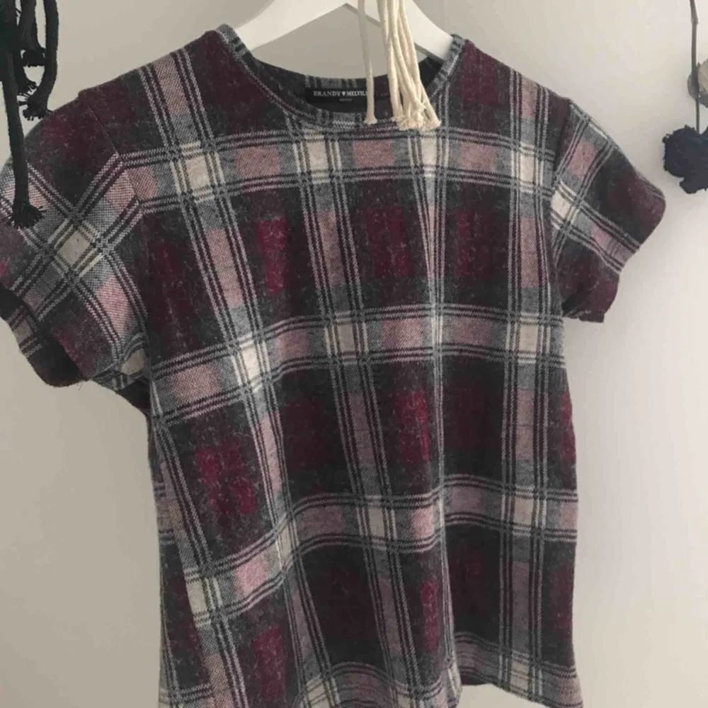 cool t-shirt med annorlunda material från Brandy Melville! använder aldrig denna då jag tycker den ej passar mig (jag är 172 cm och tycker den känns lite kort) jättebra skick🎈💫🍁köpare betalar för frakt. bara swish!. T-shirts.