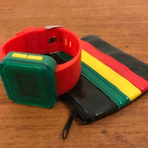  - Klocka med nya batterier i och helt egen design på färgkombinationen. Tillsammans med liten portmonnä/väska med dragkedja. 35:- och 18:- i frakt. 