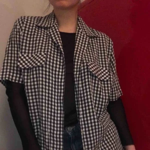  - Rymlig skjorta, perfekt overshirt. Skulle tippa herr large, jag är vanligtvis small och tycker den är snyggt oversize på mig. Passar nog för dam storlek 34-40 skulle jag säga. Köpt i Paris, second hand. 