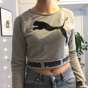 - Äkta puma tröja, lite cropt  Står M men känns mera som S🙂 Köpt för 500 o sparsamt använd  Kan mötas upp i Stockholm annars betalar köparen för frakten. Pris kan diskuteras vid snabb affär.  Kolla gärna in mina andra annonser 🙂