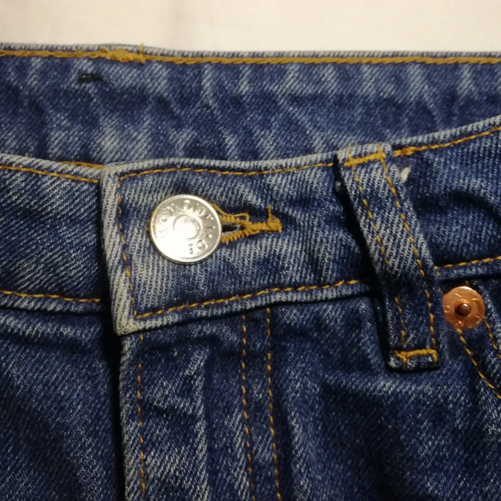 Superfina blå jeans från Monki i strl 24! Använda men inga fläckar eller hål, köpta för 400. Modellen är kimono, lite kortare modell, och passar mig på längden som är 167. Säljer pga för små runt höfterna :( Om du köper innan februari ingår frakten i priset! . Jeans & Byxor.