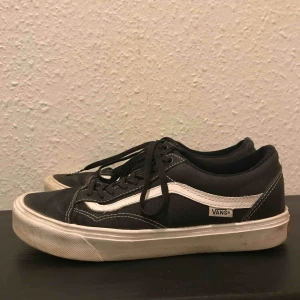 - Ett par Old school vans, lightweight! Så dom är superlätta och extremt bekväma att gå i :-) säljes pga jag inte använder dem längre! 