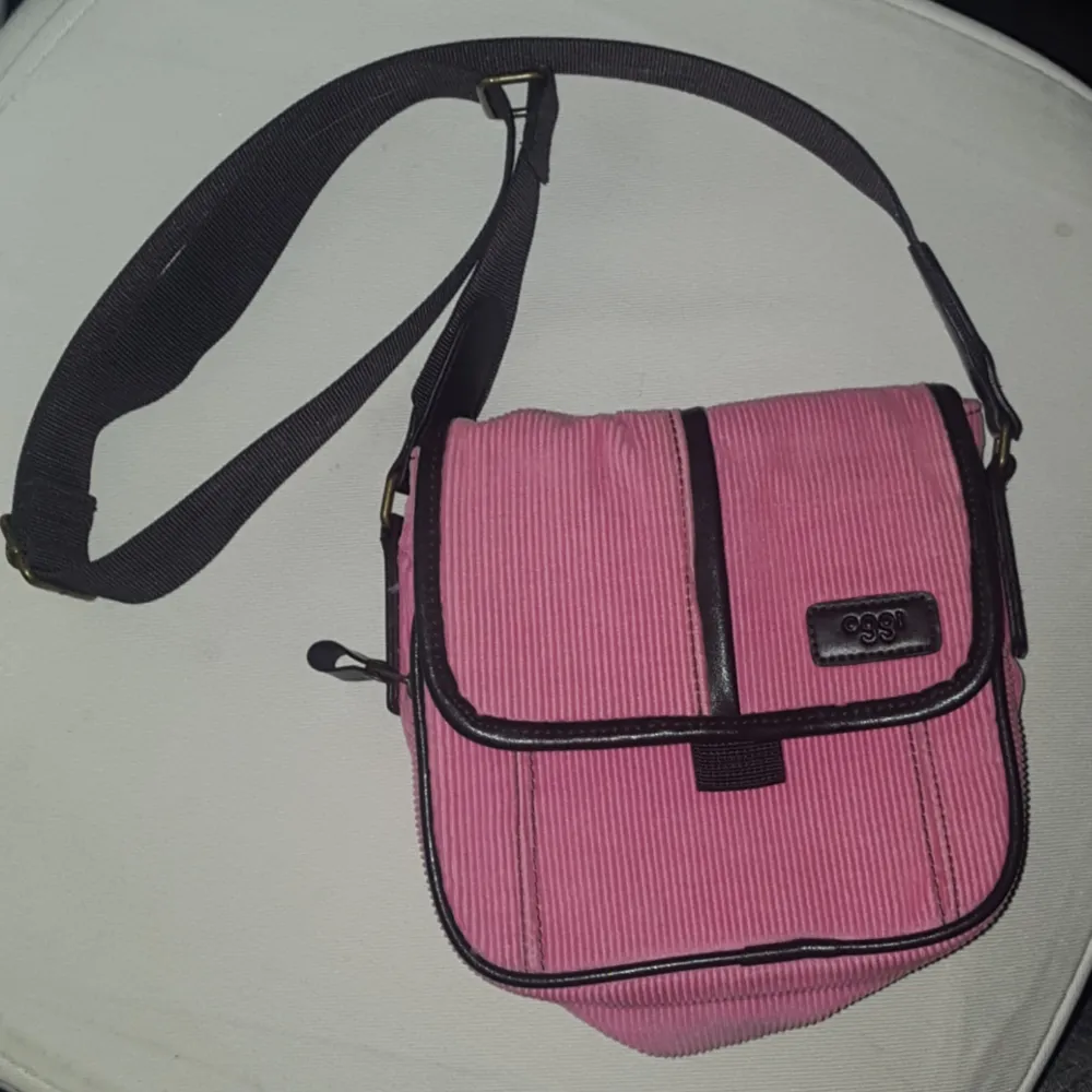 En rosa liten väska! Frakten ingår. Väskor.