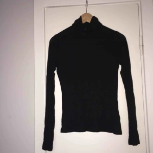  - Oanvänd svart polotröja från h&m. Köparen står för frakt