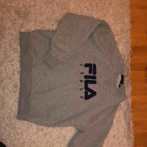  - Grå fila tröja för salu, har tyvärr blivit för stor för den men hoppas på att någon annan har användning utav den :)