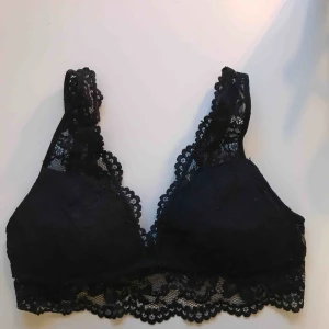  - Jättefin bralette från Gina Tricot i fint skick, inte använd så mycket. Köparen betalar för frakten på 9:- & betalning sker via swish! 💕