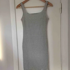  - Randig tajt klänning från Bershka med slits där bak. Går ner till knäna på mig (är 170cm lång). Köparen står för frakten