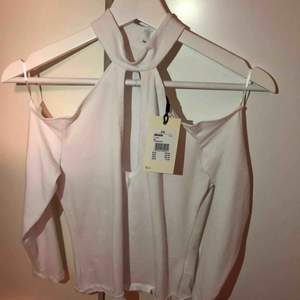 Vit off shoulder tröja från Bik Bok, storlek S🌟 helt oanvänd, pris kan diskuteras och köparen står för frakten