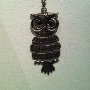 Halsband med uggelmotiv, använd ca 1 gång - Halsband med uggelmotiv, använd ca 1 gång