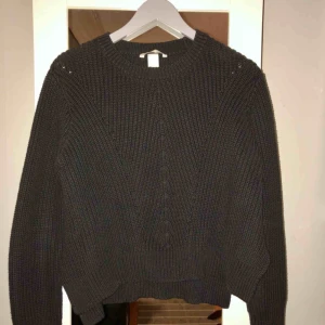  - Stickad tröja från H&M, normal i passform. Färgen är mörkgrå/svart. Ser ny och fin ut! Fri frakt!