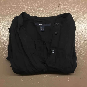  - Lång marinblå skjorta GANT. 