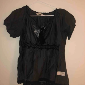  - Grå/svart Odd Molly-blus med tryck på baksidan. Storlek 0 som motsvarar XS. Tar bud. 