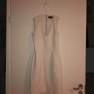  - Jättefin beige klänning från TopShop. Storlek 34/XS som sitter sjukt snyggt. Knappt använd. 