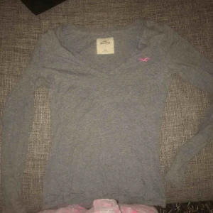  - Tunn grå långärmad topp från Hollister. Köpare står för frakt:)
