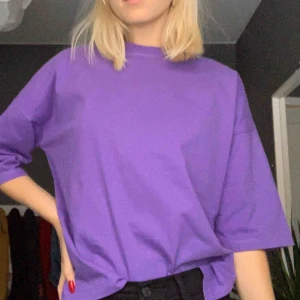  - Lila (lite oversized) t-shirt med en liten slits i sidorna från BikBok. Väldigt bra skick! 
