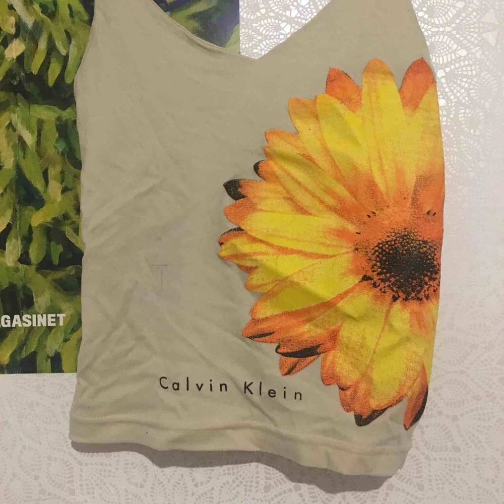 Calvin Klein-linne i använt skick, elastisk så passar även S.. Toppar.