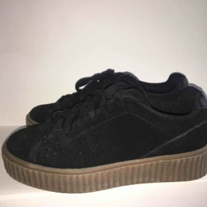  - Ett par svarta K.cobler skor med brun sula! Använda en gång, så dem är i väldigt bra skick! Köptes för 600kr, jag säljer för 300kr inkl frakt :) 