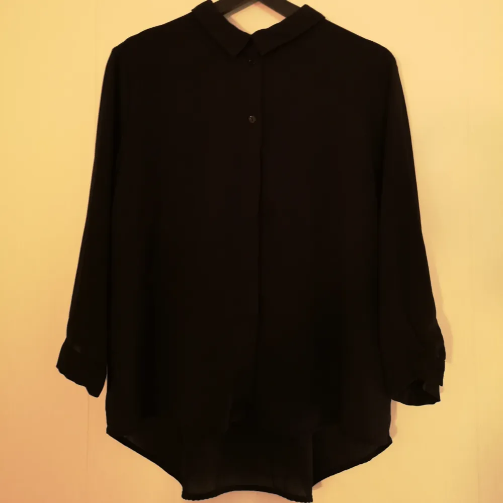 Enkel, snygg svart skjorta från Monki. I gott begagnat skick! Passar vid allllla tillfällen skulle jag säga :) . Skjortor.