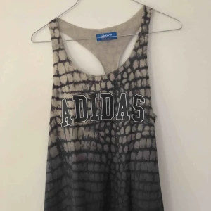  - Ett linne från adidas. I fint skick!