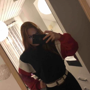  - Jättesnygg tröja i fint skick! Säljer då jag inte använder den längre, frakt tillkommer 😊