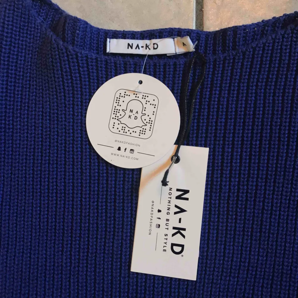 En jättefin blå stickad tröja från NA-KD. Helt oanvänd!! Vida ärmar och lite croppad modell.  Storlek: M  Nypris: 400kr 💙💙💙💙💙💙. Tröjor & Koftor.