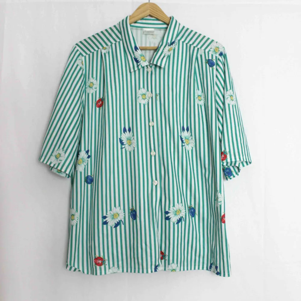 Jätte söt vintage skjorta! ☀️ 40kr frakt☀️ ungefär en storlek XL, men sitter snyggt på alla storlekar. Skjortor.