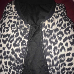  - Vändbar jacka från Vero Moda, så som två jackor i en! Fint skick. Frakt kostnad tillkommer💕